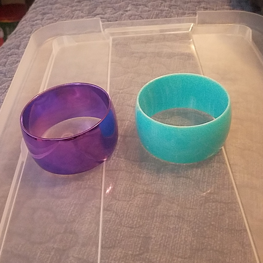 2 Bracelets.